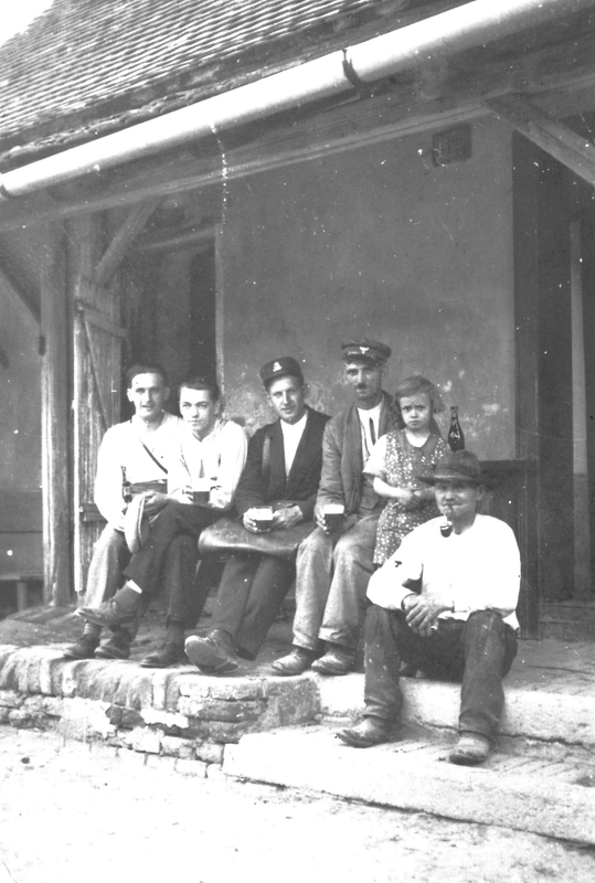 Před hospodou U Plocků (asi 1931)